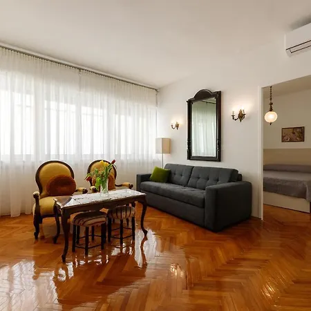 Old Town Apartment *