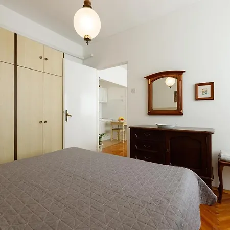 Old Town Apartment *