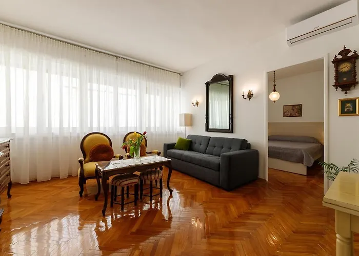 Old Town Apartment *